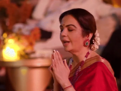 જામનગરમાં રણવીર-જાહ્નવી ગરબે ઘુમ્યા!:’રાધે-રાધે’ના નામમાં લીન થયા નીતા અંબાણી, ભવ્ય ડ્રોન શૉનો નજારો જોતી જ રહી ગઈ રાધિકા; જુઓ VIDEO