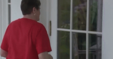 અમેરિકાના કિંગ બની ગયા ‘બર્ગર કિંગ’:અરાજકતા વચ્ચે પણ ટ્રમ્પે બર્ગરનો ઓર્ડર કર્યો, પોતે જ પાર્સલ લીધું; પેકેટ આપનાર મહિલાને આ ગિફ્ટ આપી