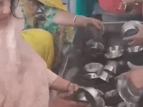 ગોલ્ડન ટેમ્પલમાં પ્રિયંકા ચોપરા બની ‘દેશી ગર્લ’:દુપટ્ટાથી માથું ઢાંક્યું, એંઠા વાસણો ધોઈ સેવા આપી; અડધો કલાક સુધી ગુરુવાણીમાં લીન રહી