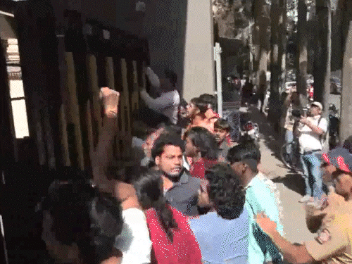 મુંબઈની સોસાયટીમાં બકરા લાવવા પર વિવાદ:બે પક્ષો વચ્ચે મારામારી, ચાકુ વડે હુમલાનો આરોપ; વિસ્તારમાં પોલીસ બંદોબસ્ત ગોઠવાયો મુંબઈની સોસાયટીમાં બકરા લાવવા પર વિવાદ:બે પક્ષો વચ્ચે મારામારી, ચાકુ વડે હુમલાનો આરોપ; વિસ્તારમાં પોલીસ બંદોબસ્ત ગોઠવાયો