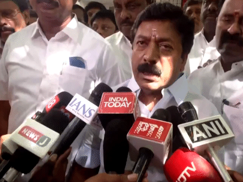 AIADMKમાં ભાગલા, બળવાખોર જૂથનું TVKને સમર્થન:ષણમુગમે કહ્યું – જનાદેશ વિજય સાથે, અમે DMKમાં જોડાયા હોત તો અમે ખતમ થઈ ગયા હોત AIADMKમાં ભાગલા, બળવાખોર જૂથનું TVKને સમર્થન:ષણમુગમે કહ્યું – જનાદેશ વિજય સાથે, અમે DMKમાં જોડાયા હોત તો અમે ખતમ થઈ ગયા હોત