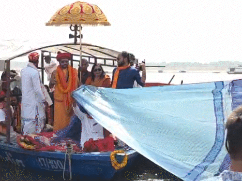 માતા ગંગાને 25,500 ફૂટની ચુંદડી ચઢાવી:501 લિટર દૂધથી અભિષેક, ગંગા દશેરા પર અયોધ્યાના ઘાટો પર ભીડ; 1.25 લાખ શ્રદ્ધાળુઓએ ગંગામાં ડૂબકી લગાવી માતા ગંગાને 25,500 ફૂટની ચુંદડી ચઢાવી:501 લિટર દૂધથી અભિષેક, ગંગા દશેરા પર અયોધ્યાના ઘાટો પર ભીડ; 1.25 લાખ શ્રદ્ધાળુઓએ ગંગામાં ડૂબકી લગાવી