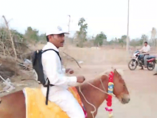 ગઢવામાં ‘ઘોડા પર વસ્તી ગણતરી’નો વીડિયો વાયરલ:કહ્યું- પેટ્રોલ-ડીઝલ મોંઘું થઈ રહ્યું છે, બાઇક પર 1500 ખર્ચ, ઘોડા પર 1000 રૂપિયા ગઢવામાં ‘ઘોડા પર વસ્તી ગણતરી’નો વીડિયો વાયરલ:કહ્યું- પેટ્રોલ-ડીઝલ મોંઘું થઈ રહ્યું છે, બાઇક પર 1500 ખર્ચ, ઘોડા પર 1000 રૂપિયા