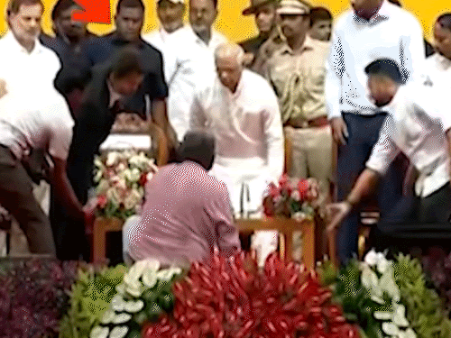 CM વિજયનો ‘રીયલ લાઈફ’ રોલ:શપથગ્રહણ બાદ સ્ટેજ પર જાતે ટેબલ ઉઠાવ્યું, સાદગીએ દિલ જીત્યા; રૂમર્ડ ગર્લફ્રેન્ડ ત્રિશાને ભીડે ઘેરી; જુઓ VIDEO