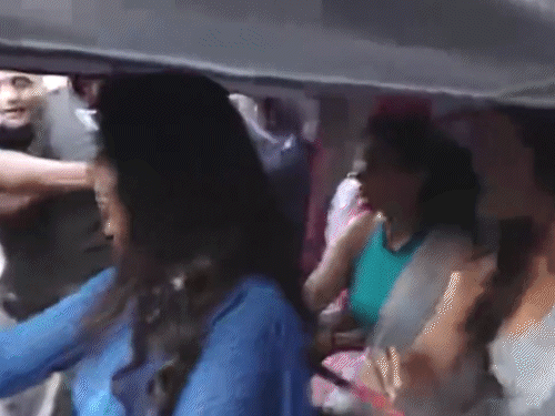 CM ફડણવીસના પત્નીએ ઈ-રિક્ષા ચલાવી, VIDEO:એક્ટ્રેસ ભૂમિ પેડનેકર બની પેસેન્જર, પિંક ઈ-રિક્ષા પહેલની શરૂઆત કરાવી