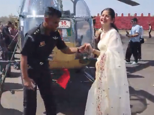 હેલિકોપ્ટર પાસે પાયલટે ગર્લફ્રેન્ડને રિંગ પહેરાવી:નાસિકના આર્મી પાયલટે ગ્રેજ્યુએશન ફંક્શનમાં જ પ્રપોઝ કરી દીધું; બંને પાંચ વર્ષથી પરિચયમાં હતાં