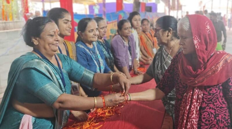 રાજકોટમાં ગુરુપૂર્ણિમાની અનોખી પરંપરા, રણછોડદાસ આશ્રમમાં રક્ષાપોથી બંધાવવા હજારો ભક્તો પહોંચ્યા