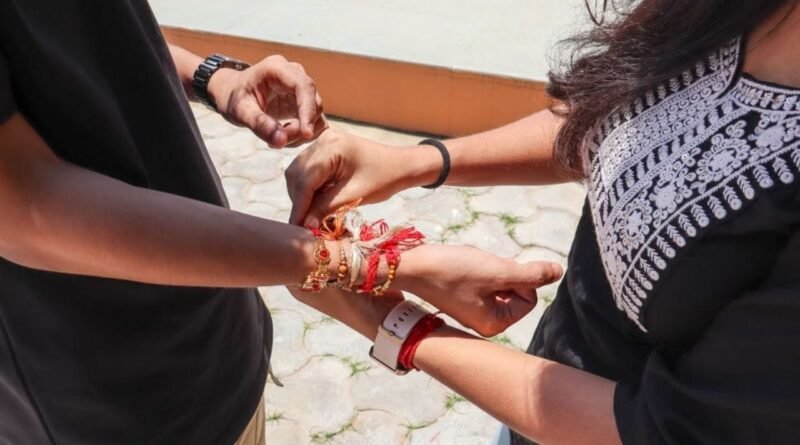 ભાઈને રાખડી બાંધતી વખતે 3 ગાંઠ કેમ બાંધવામાં આવે છે ? જાણો આ પવિત્ર પરંપરાનો અર્થ શું છે !