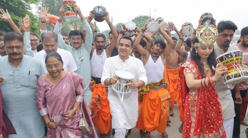 Breaking News : 108 ડમરૂના નાદથી ગુંજી ઉઠ્યું વડનગર ! નાયબ મુખ્યમંત્રી હર્ષ સંઘવીએ કરાવી અનોખી ‘ડમરૂ યાત્રા’ની શરૂઆત – જુઓ Video