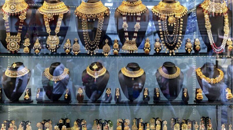 Todays Gold Rate : ગુજરાતમાં સોનાનો ભાવ કેટલો? 10 ગ્રામ માટે કેટલા રૂપિયા? જાણો 24K, 22K અને 18Kના રેટ