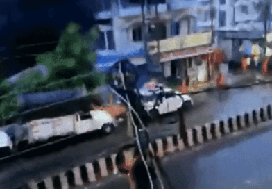 બંગાળના બીરભૂમમાં હોટલમાં આગ લાગી, 7નાં મોત:ACમાં શોર્ટ સર્કિટથી દુર્ઘટના; શ્રાવણના સોમવારે શ્રદ્ધાળુઓ તારાપીઠ મંદિરે આવ્યા હતા બંગાળના બીરભૂમમાં હોટલમાં આગ લાગી, 7નાં મોત:ACમાં શોર્ટ સર્કિટથી દુર્ઘટના; શ્રાવણના સોમવારે શ્રદ્ધાળુઓ તારાપીઠ મંદિરે આવ્યા હતા