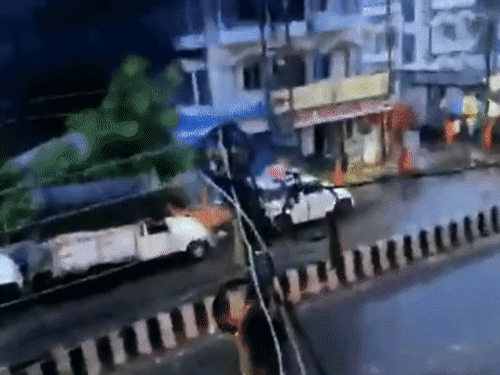 બંગાળના બીરભૂમમાં હોટલમાં આગ લાગી, 7નાં મોત:ACમાં શોર્ટ સર્કિટથી દુર્ઘટના; શ્રાવણના સોમવારે શ્રદ્ધાળુઓ તારાપીઠ મંદિરે આવ્યા હતા બંગાળના બીરભૂમમાં હોટલમાં આગ લાગી, 7નાં મોત:ACમાં શોર્ટ સર્કિટથી દુર્ઘટના; શ્રાવણના સોમવારે શ્રદ્ધાળુઓ તારાપીઠ મંદિરે આવ્યા હતા