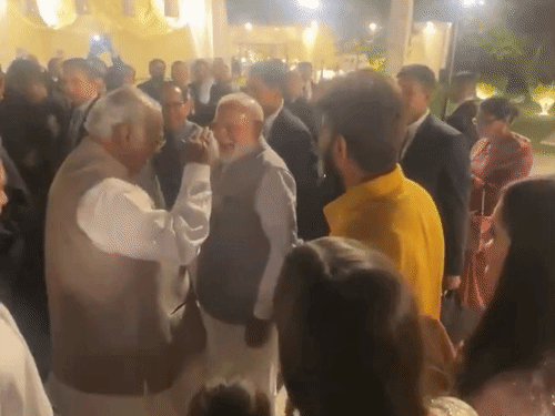 PM-પ્રિયંકા વચ્ચે થઈ, ‘કેમ છો-સારુ છે’ની વાતચીત:વડાપ્રધાનના જવાબ પર ખડગે બોલ્યા- ‘સાહેબ તમે બદલાઈ ગયા’ તો મોદી સહિત બધા હસી પડ્યા PM-પ્રિયંકા વચ્ચે થઈ, ‘કેમ છો-સારુ છે’ની વાતચીત:વડાપ્રધાનના જવાબ પર ખડગે બોલ્યા- ‘સાહેબ તમે બદલાઈ ગયા’ તો મોદી સહિત બધા હસી પડ્યા