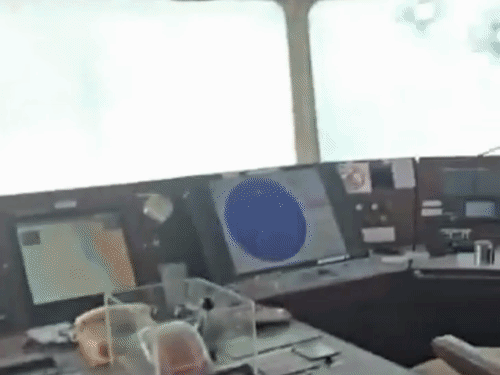 હોર્મુઝમાં ભારતીય જહાજ પર ઈરાની હુમલાનો VIDEO:IRGC બોટ્સે ફાયરિંગ કર્યું; કાચ તૂટ્યા, સામાન વેરવિખેર થયો, 21 નાવિકોએ સંતાઈને જીવ બચાવ્યો