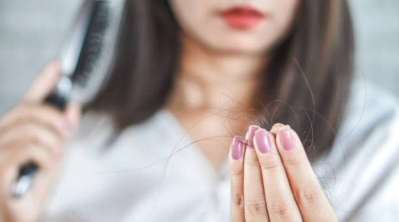 30 પછી Hair Fall વધી ગયા છે? વાળ ખરતા અટકાવવા ડાયટથી લઈને Hair Care સુધી અજમાવો આ 5 ટિપ્સ !