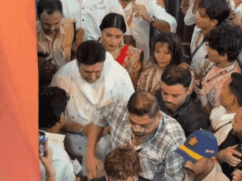 ‘માણસ કરતાં શ્વાન વધુ વફાદાર હોય છે’:ગોવિંદા રૂમર્ડ ગર્લફ્રેન્ડ સાથે દેખાતાં પત્ની સુનીતાનો કટાક્ષ- ‘માણસોને ગમે એટલો પ્રેમ કરો, તે દગો જ આપે છે’ ‘માણસ કરતાં શ્વાન વધુ વફાદાર હોય છે’:ગોવિંદા રૂમર્ડ ગર્લફ્રેન્ડ સાથે દેખાતાં પત્ની સુનીતાનો કટાક્ષ- ‘માણસોને ગમે એટલો પ્રેમ કરો, તે દગો જ આપે છે’