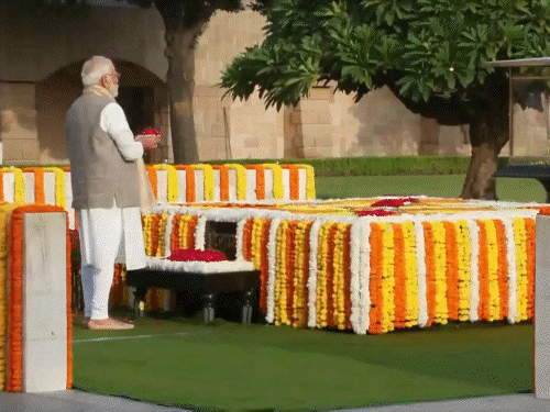 મહાત્મા ગાંધીની 157મી જન્મજયંતિ:પીએમ મોદીએ રાજઘાટ પર શ્રદ્ધાંજલિ અર્પણ કરી; અગાઉ રાહુલ પહોંચ્યા નહોતા